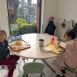 Deux jeunes à table durant le temps de midi