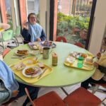 Trois jeunes à table durant le temps de midi