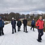 6 personnes en raquettes sur un chemin enneigé