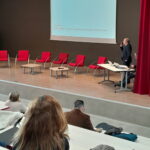 Dans l'amphithéâtre du lycée, ouverture de la séance avant la mise en route des ateliers thématiques