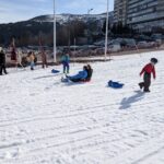 Des enfants sur la piste de luge