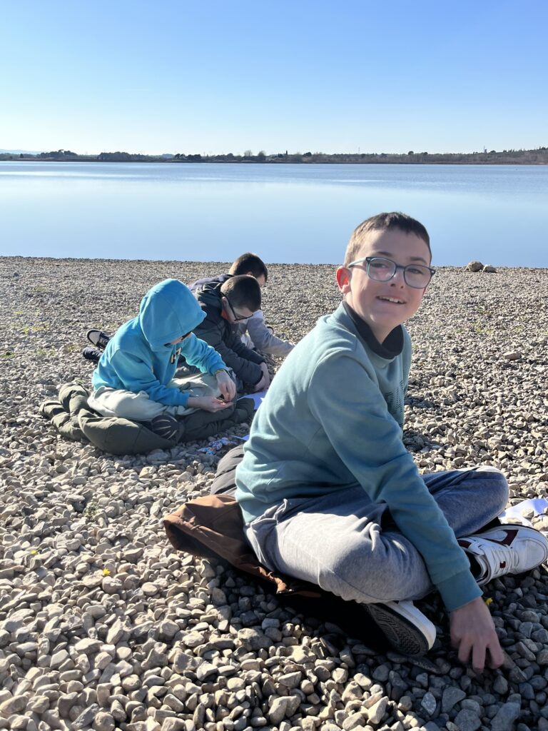 4 jeunes assis au bord du Lac de Jouarrès