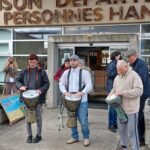 Le groupe Magik Tak Doum en démonstration devant l'entrée de la MDPH