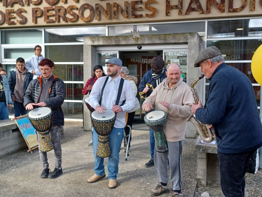 Le groupe Magik Tak Doum en démonstration devant l'entrée de la MDPH