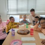 Les enfants et leur accompagnante posent devant leur belle galette