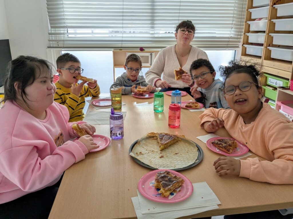 Les enfants et leur accompagnante dégustent la bonne galette