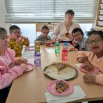 Les enfants et leur accompagnante dégustent la bonne galette