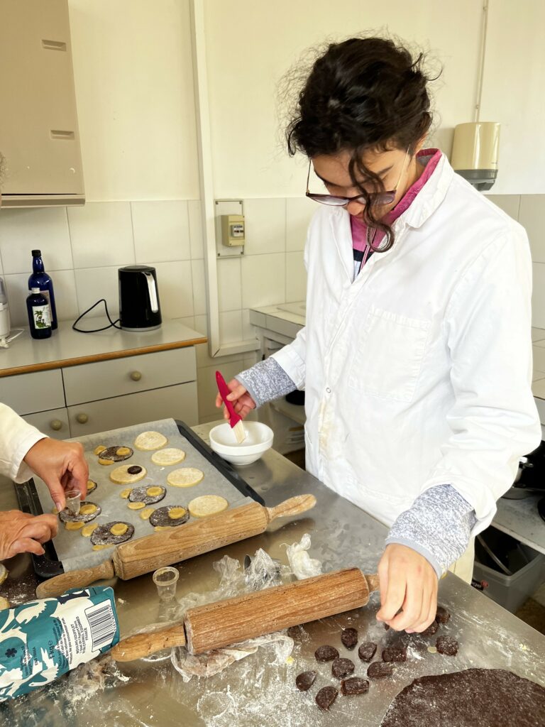 Une jeune fille fait de la pâtisserie avec un rouleau