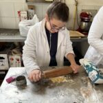 Une jeune fille fait de la pâtisserie