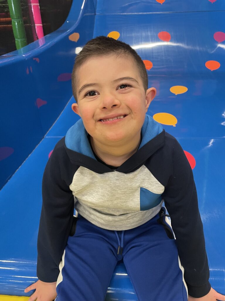 Un enfant sur un toboggan