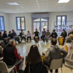 Les participants en cercle jouent du djembé