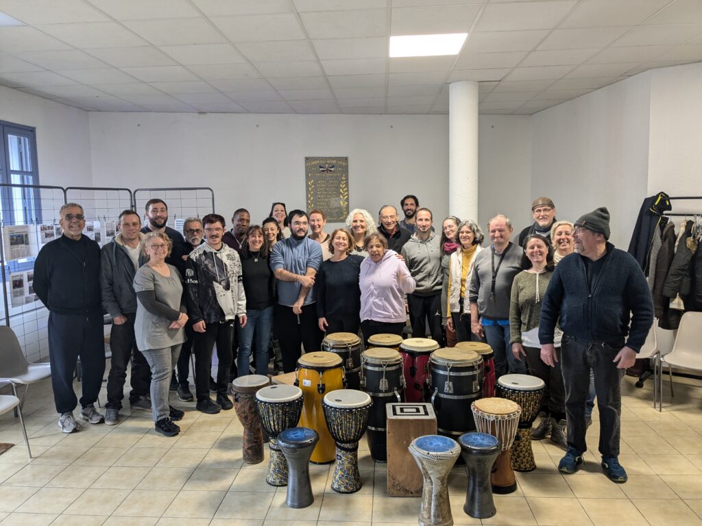 Photo de groupe derrière les djembés réunis