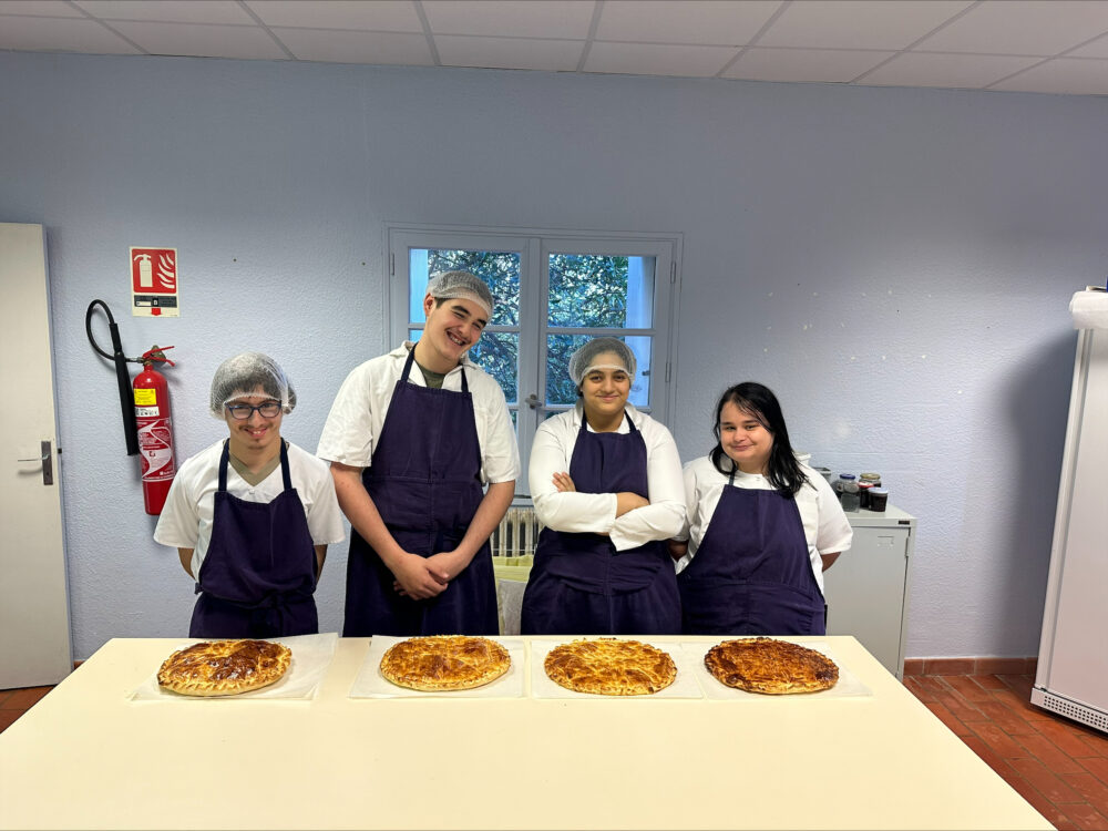 Tommy, Erwan, Fatima et Anaïs posent fièrement devant leurs galettes