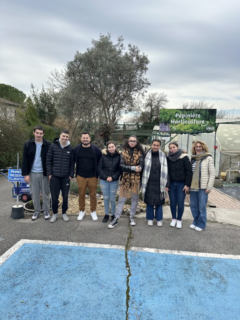 Photo de groupe devant la pépinière